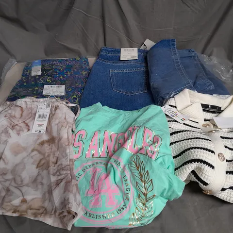 APPROXIMATELY 20 ASSORTED CLOTHING ITEMS IN VARIOUS SIZES AND STYLES TO INCLUDE - SKIRT, SHORTS, TSHIRTS, ETC