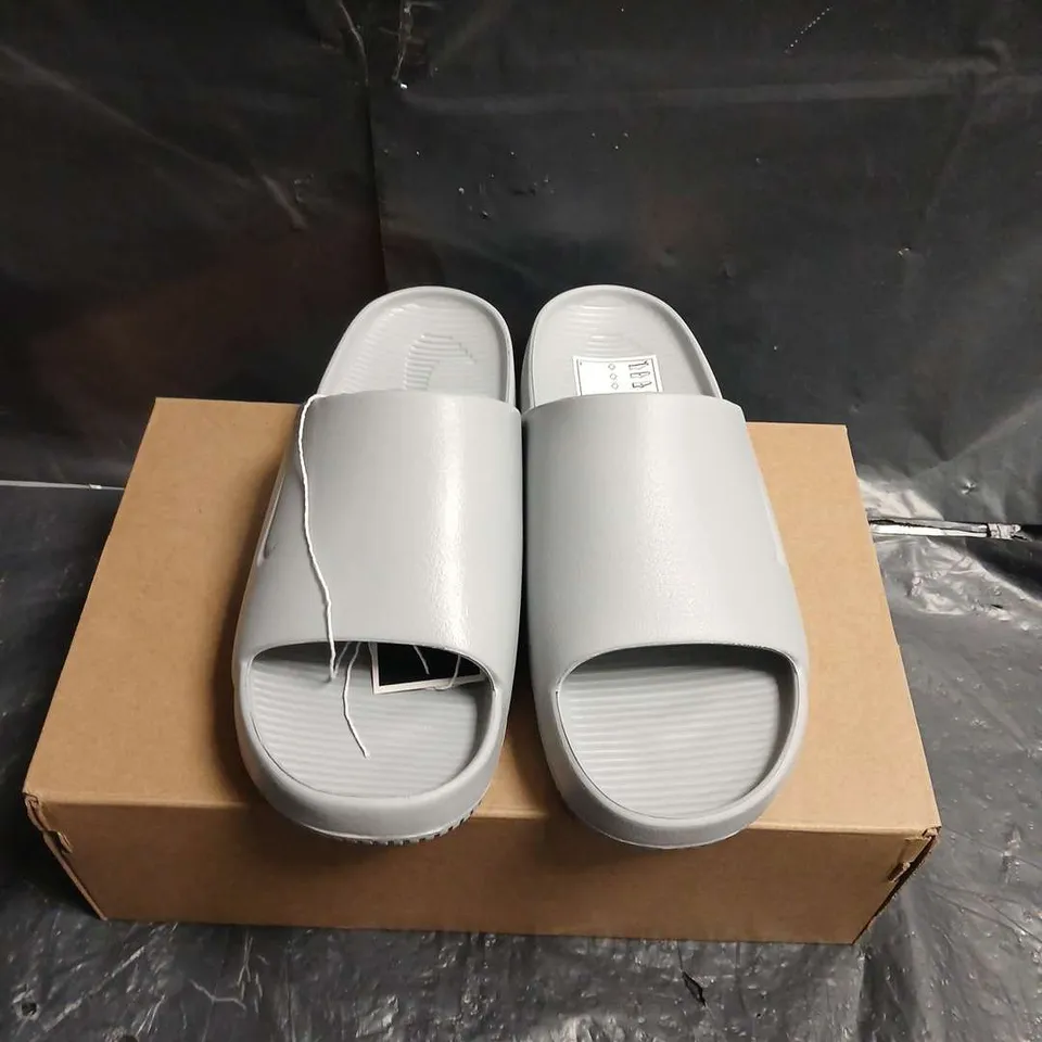 BOXED PAIR OF NIKE CALM SLIDE WOLF GREY – MEN'S SANDALS, UK SIZE 7 