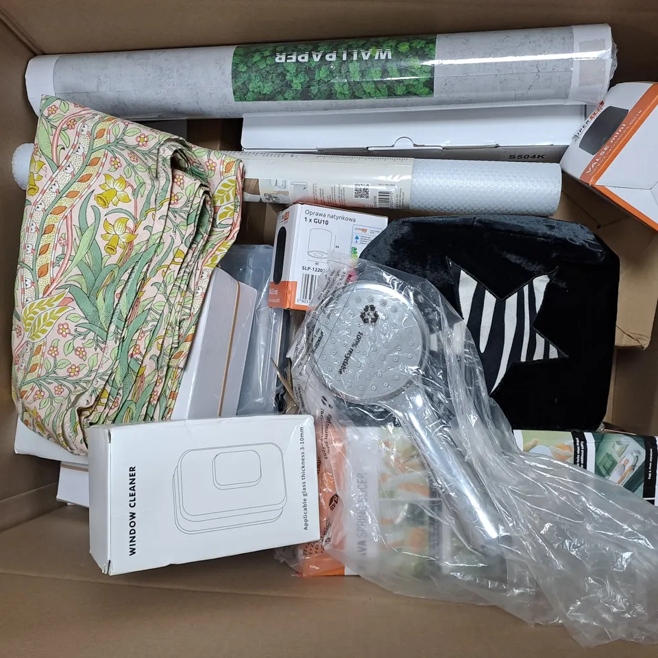 APPROXIMATELY 20 ASSORTED HOUSEHOLD ITEMS TO INCLUDE WALLPAPER, SHOWER HEAD, WINDOW CLEANER, ETC - COLLECTION ONLY