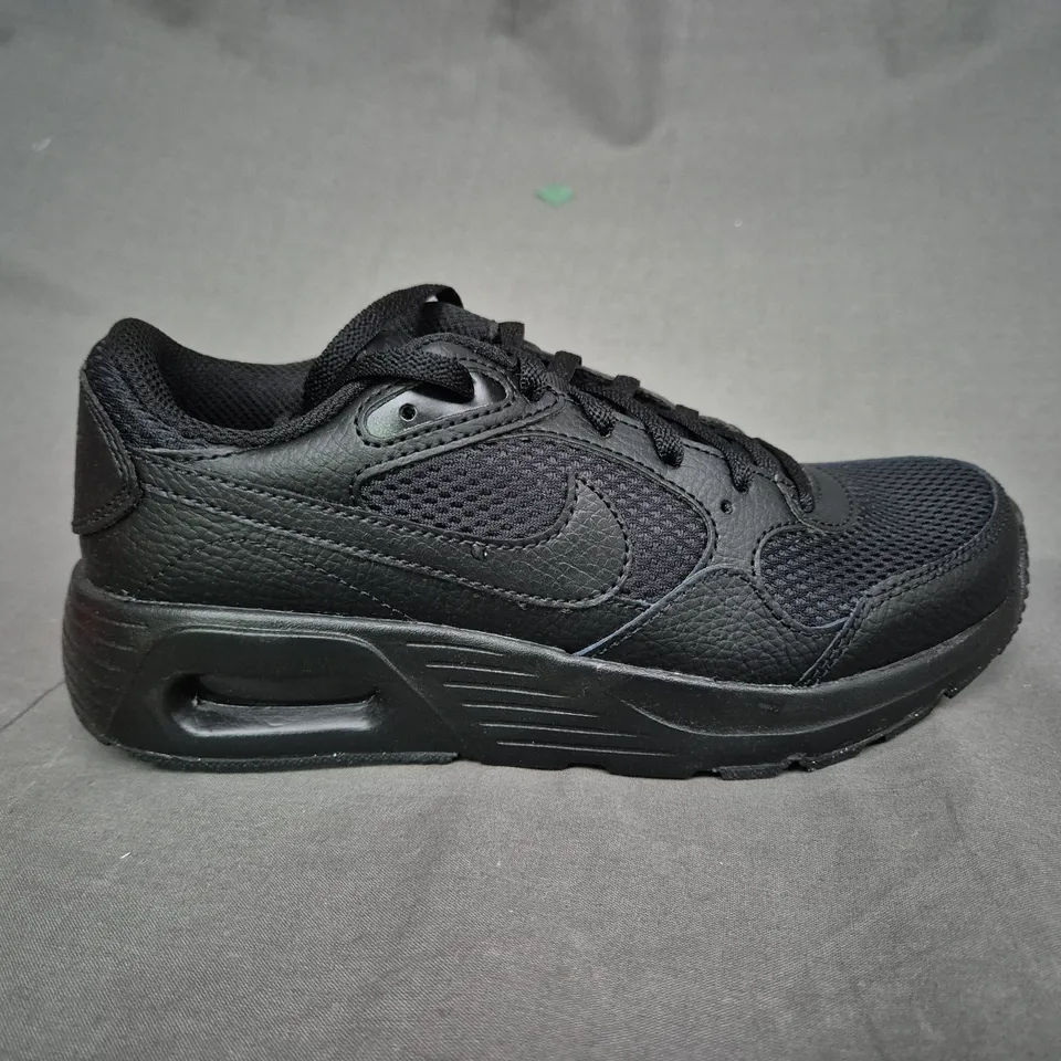 BOXED PAIR OF NIKE AIR MAX SC TRAINERS IN BLACK - UK SIZE 3.5