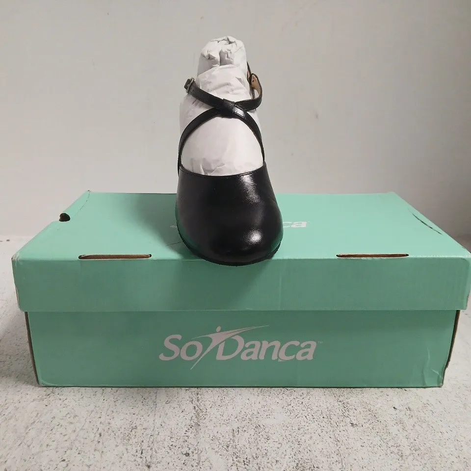 BOXED PAIR OF SO DANCA CLOSED TOE HEELED SHOES IN BLACK SIZE UK 3.5