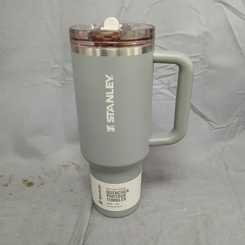 STANLEY THE FLIP STRAW QUENCHER PROTOUR TUMBLER IN GREY (1.18L)