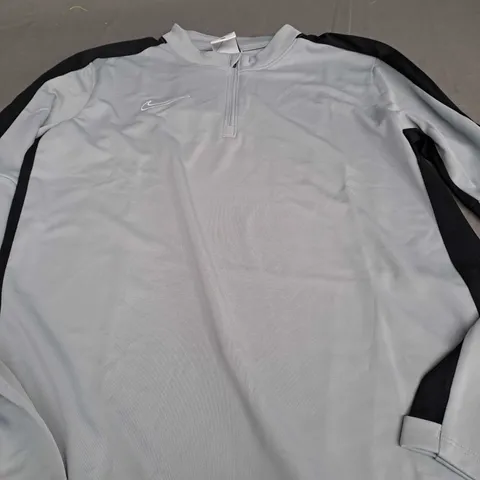 NIKE DRI FIT LIGHT GREY QUARTER ZIP - XL