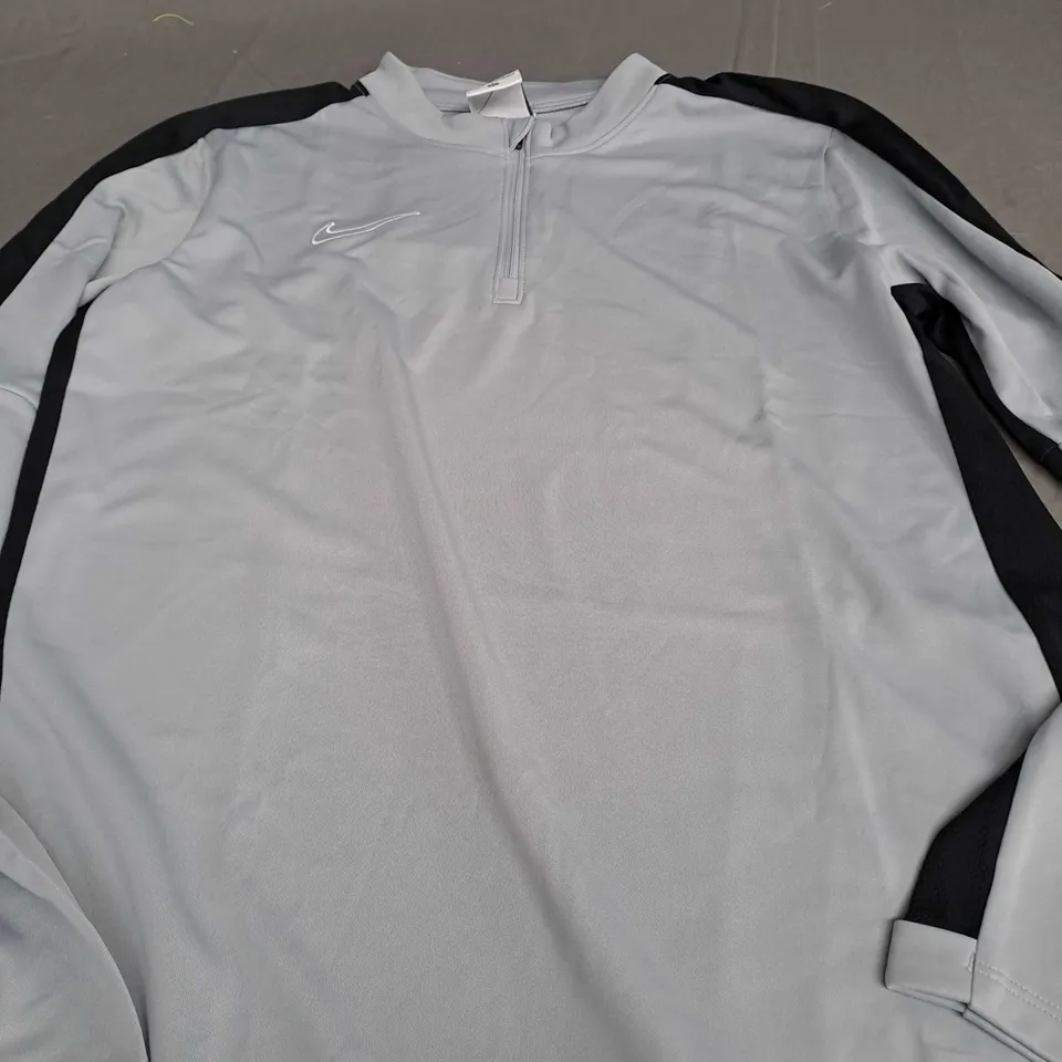 NIKE DRI FIT LIGHT GREY QUARTER ZIP - XL