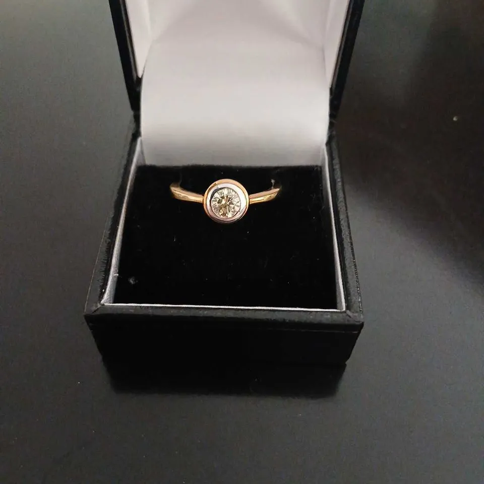 18CT GOLD SOLITAIRE RING RUBOVER SET WITH A NATURAL DIAMOND