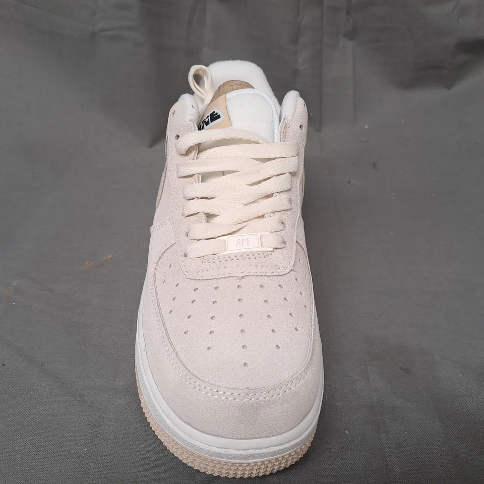BOXED PAIR OF NIKE AIR FORCE 1 '07 SHOES IN LIGHT SAND UK SIZE 7