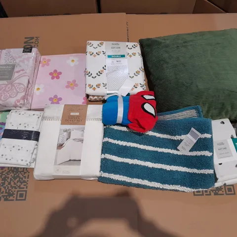 BOX OF APPROXIMATELY 10 ASSORTED BEDDING AND SOFT FURNISHING ITEMS TO INCLUDE - THROW PILLOW - DUVET SETS - BATH MATS ETC. 