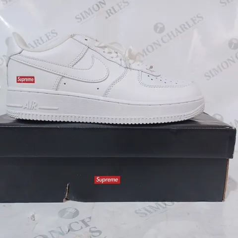 BOXED PAIR OF SUPREME/NIKE AIR FORCE 1 SHOES IN WHITE UK SIZE 6