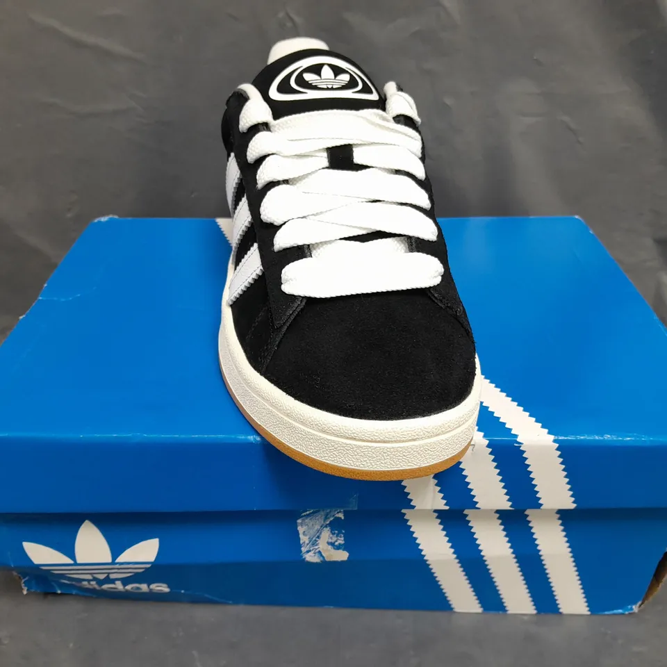 BOXED PAIR OF ADIDAS CAMPUS 00S SHOES IN BLACK/WHITE UK SIZE 6