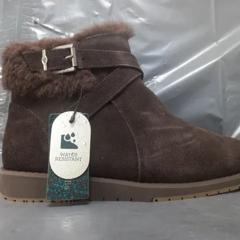BOXED PAIR OF EMU AUSTRALIA SUEDE BOOTS IN ESPRESSO SIZE 7