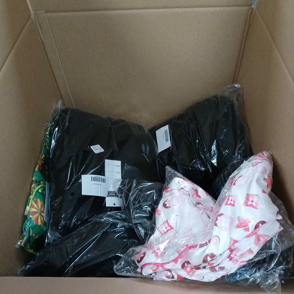 BOX OF APPROXIMATELY 20 CLOTHING AND FASHION ITEMS - VARIOUS COLOURS, SIZES AND STYLES