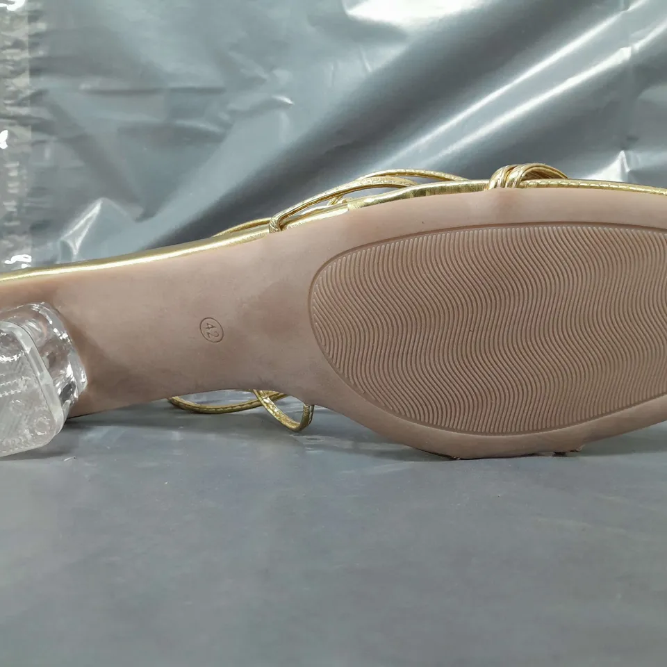 BOXED PAIR OF DESIGNER OPEN TOE LOW BLOCK HEEL STRAPPY SANDALS IN METALLIC GOLD EU SIZE 42