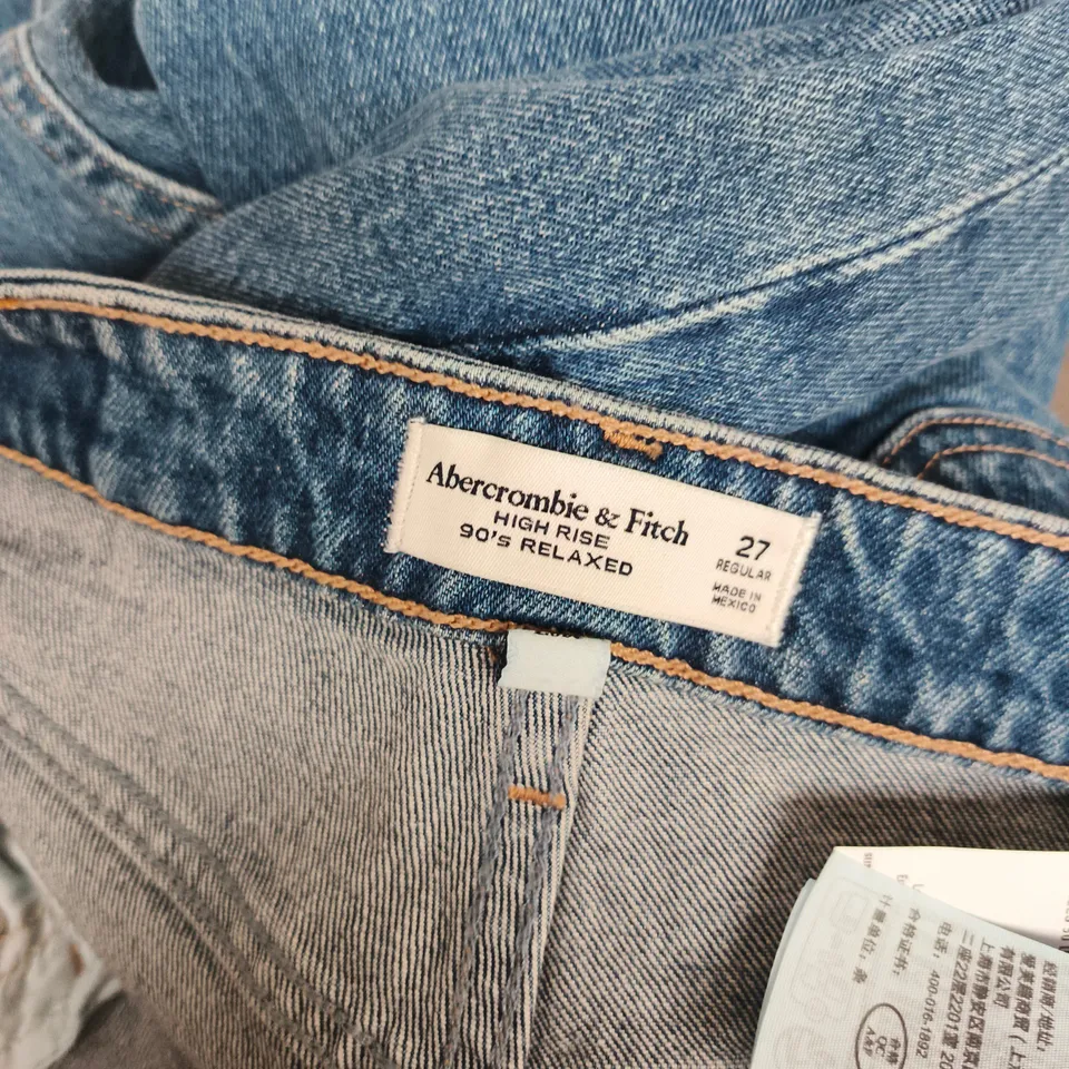 ABERCROMBIE & FITCH HIGH RISE 90S RELAXED JEANS IN BLUE - 27 REGULAR