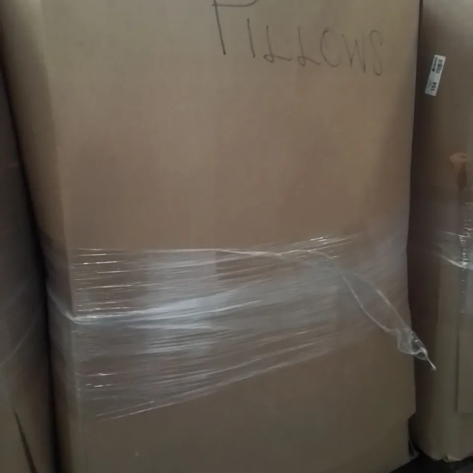 PALLET CONTAINING A LARGE QUANTITY OF PILLOWS 