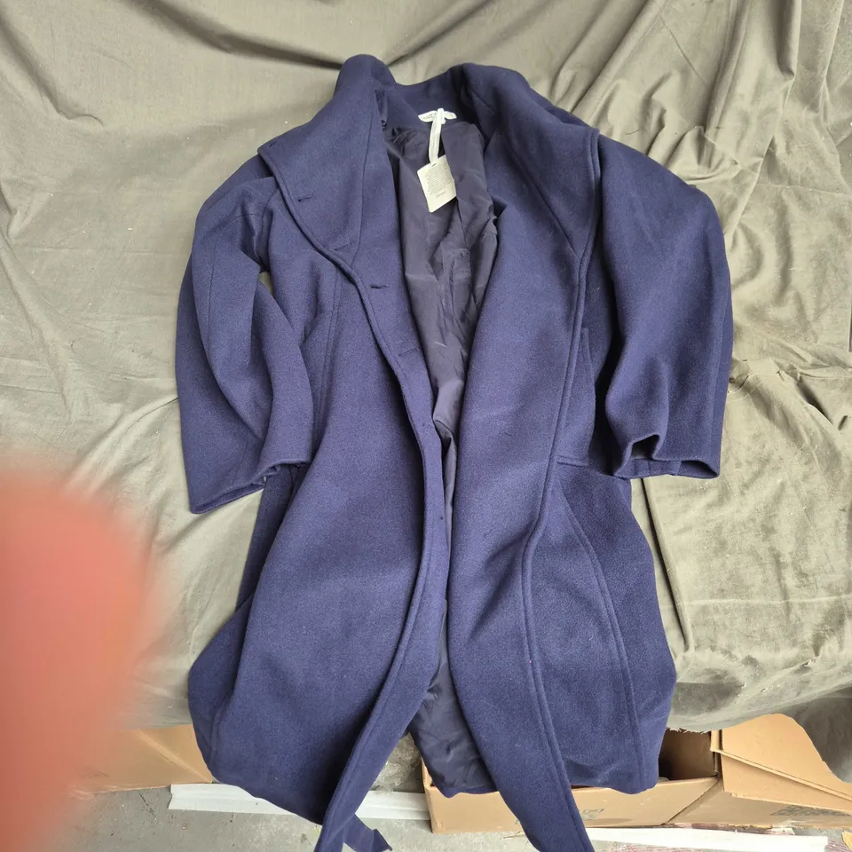 BOX OF APPROXIMATELY 20 ASSORTED CLOTHING ITEMS TO INCLUDE: GRACE KARIN COAT 