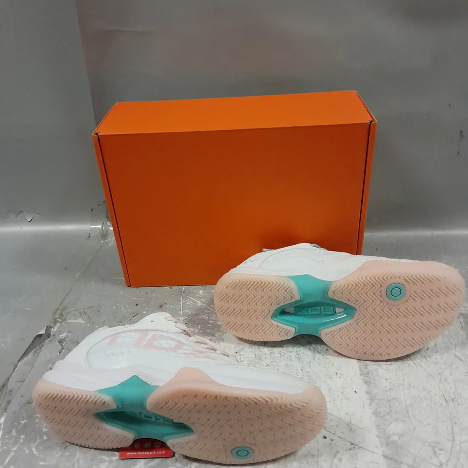 BOXED PAIR OF NOX CALZADO NOX AT10 LUX WHITE/POTPURRI UK 5