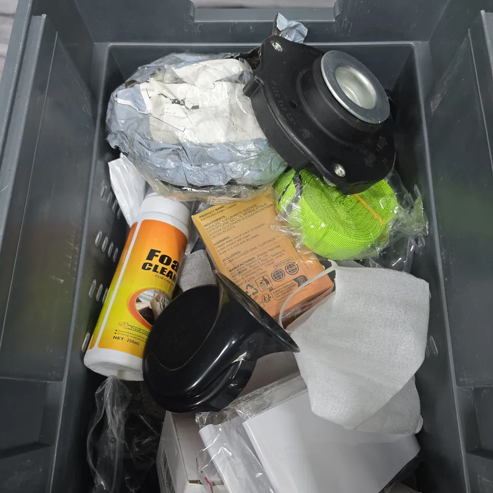 APPROXIMATELY 15 ASSORTED VEHICLE PARTS/ACCESSORIES TO INCLUDE BRAKE PADS, FOAM CLEANER, HORN UNIT ETC 
