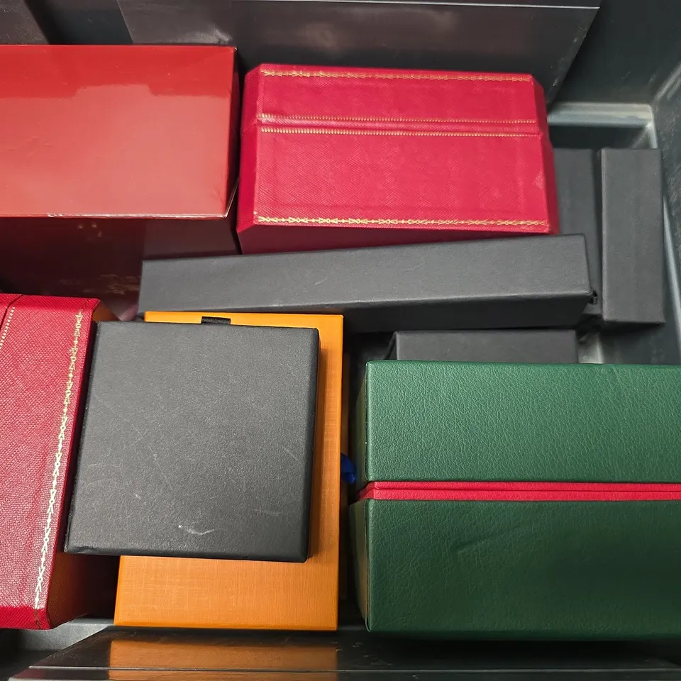 TOTE OF APPROXIMATELY 8 DESIGNER JEWELLERY BOXES IN VARIOUS SIZES & DESIGNS 