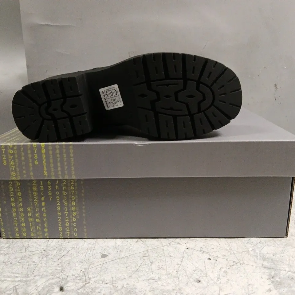 BOXED PAIR OF KOI SALVIUS SWIFT LACE UP BOOTS IN BLACK SIZE UK 5