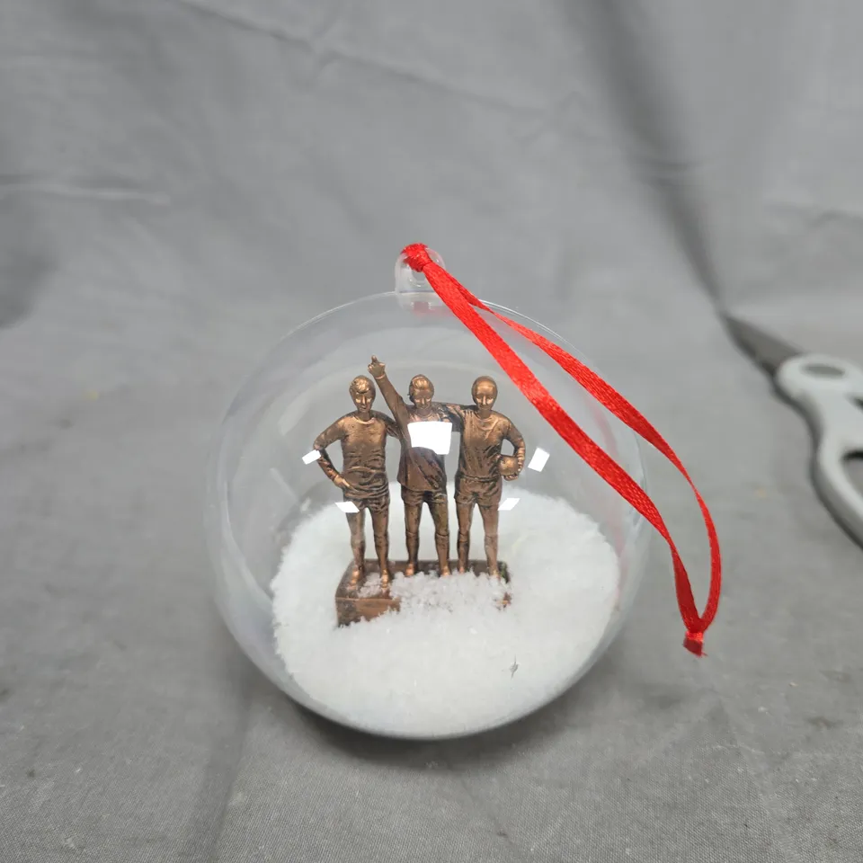 MANCHESTER UNITED OFFICIAL ORNAMENT – THREE-FIGURE FOOTBALLERS IN GLASS BAUBLE (BOXED)