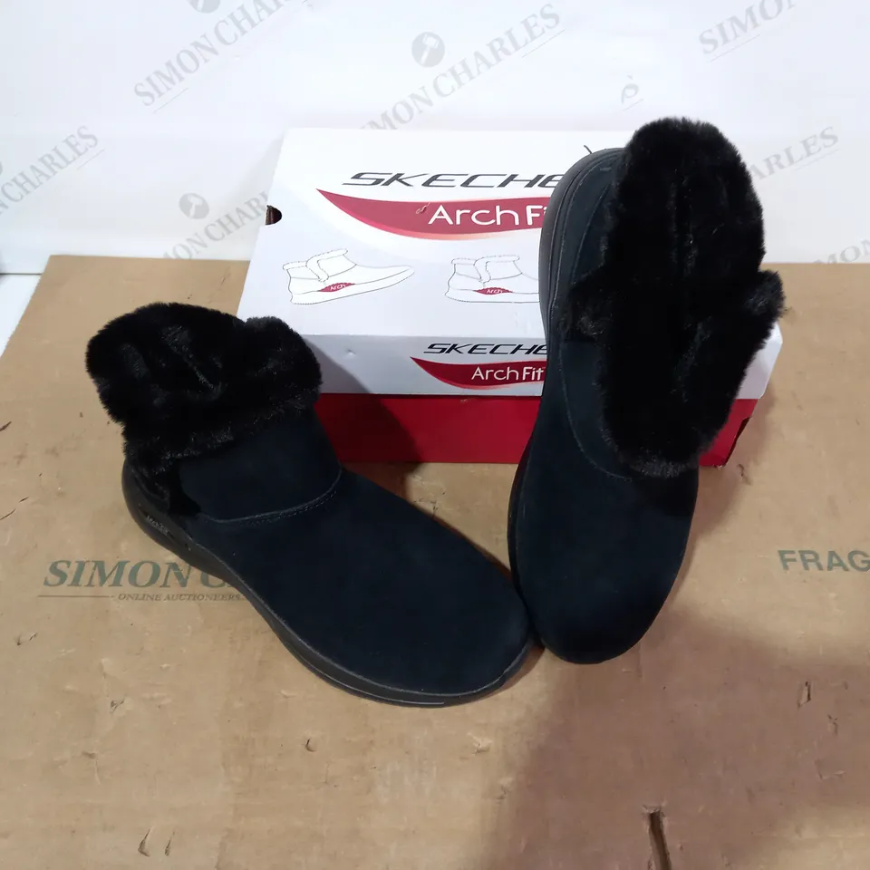 BOXED PAIR OF SKECHERS - SIZE 7
