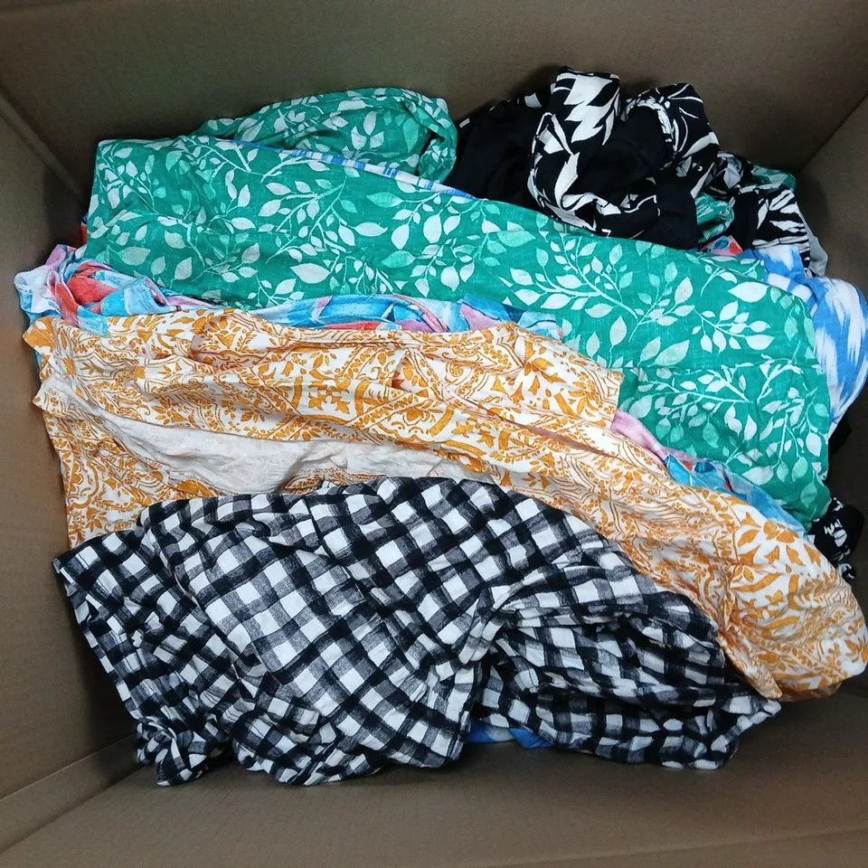 APPROXIMATELY 15 ASSORTED UNBAGGED CLOTHING ITEMS TO INCLUDE PANTS AND DRESSES IN VARIOUS PATTERNS AND SIZES 
