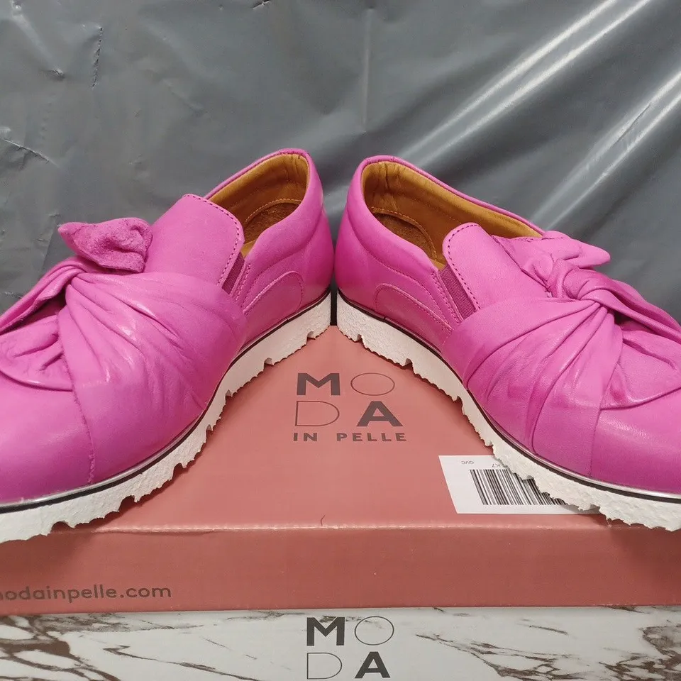 BOXED MODA IN PELLE ANETTE LEATHER BOW TWIST UPPER WITH FLEX SOLE TRAINERS IN FUSCHIA - SIZE 40