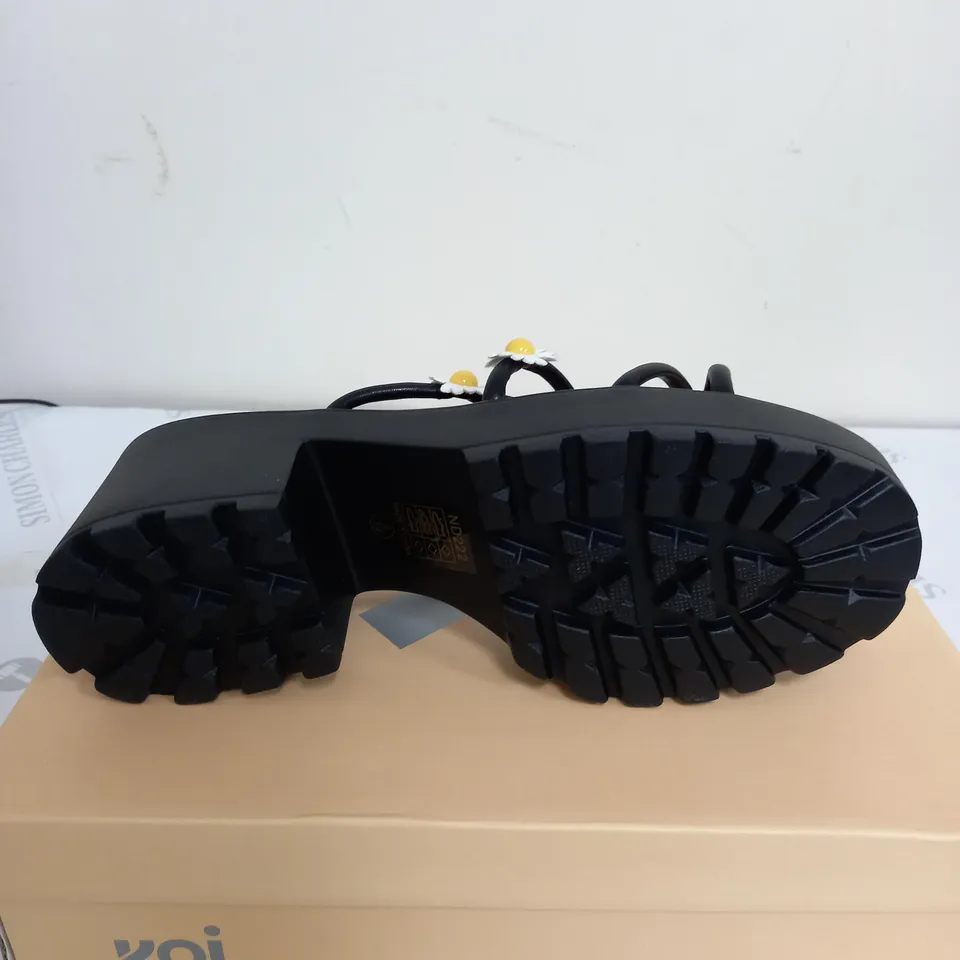 BRAND NEW BOXED PAIR OF KOI VEGAN LEATHER BLOOMING DAISY OASIS STRAPPY SLIDERS IN BLACK UK SIZE 6