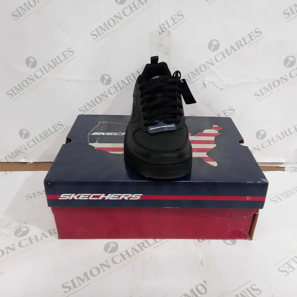 BOXED PAIR OF SKECHERS SPORT COURT 92 SHOES BLACK UK SIZE 10