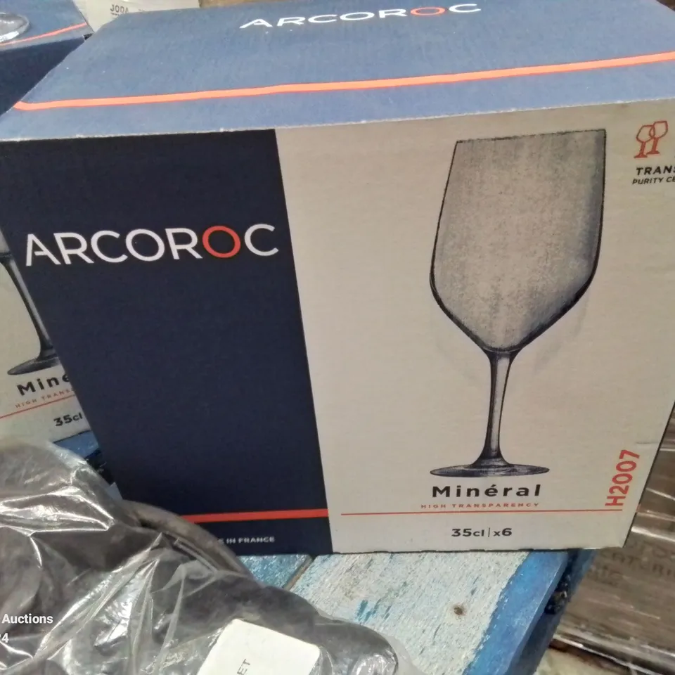 BOX CONTAINING VARIOUS CATERING AND KITCHEN SUPPLIES TO INCLUDE 12 WINE GLASSES, THERMOMETER READERS, SALT POTS, 36 PLASTIC STORAGE TUBS, 2 BOXES OF ALL PURPOSE WIPES, 9 SHOT GLASSES ETC.