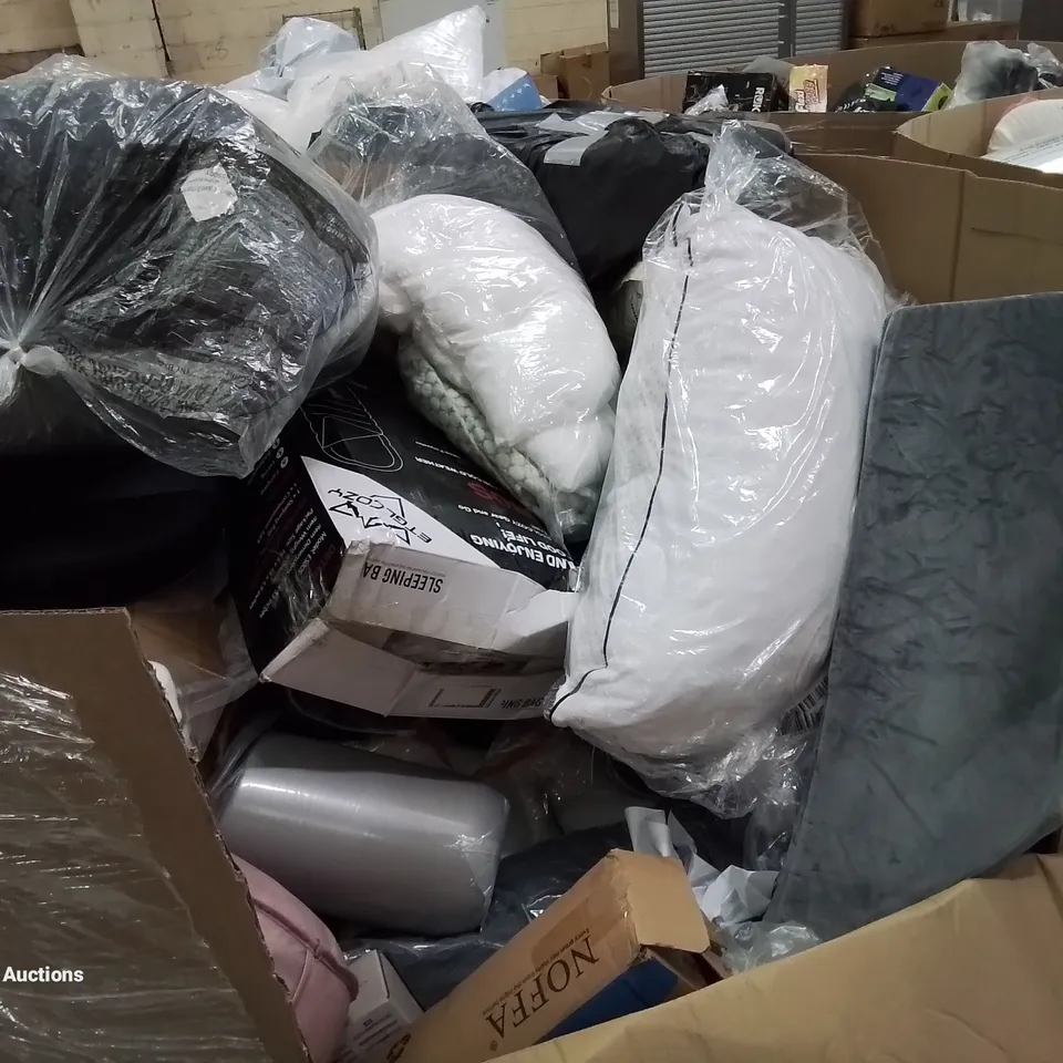 PALLET OF ASSORTED BEDROOM AND COMFORT BASED PRODUCTS TO INCLUDE; PILLOWS, SUPPORT SEAT CUSHIONS AND SIMILARLY RELATED GOODS