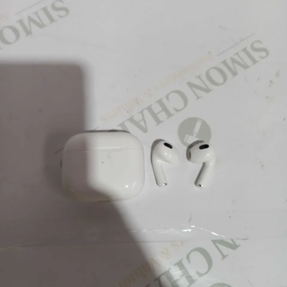 APPLE AIRPODS 3RD GEN WITH LIGHTNING CHARGING CASE