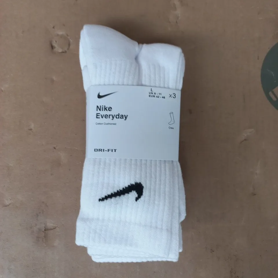 NIKE EVERYDAY COTTON CUSHIONED SOCKS IN WHITE (3-PACK) SIZE LARGE (8-11)