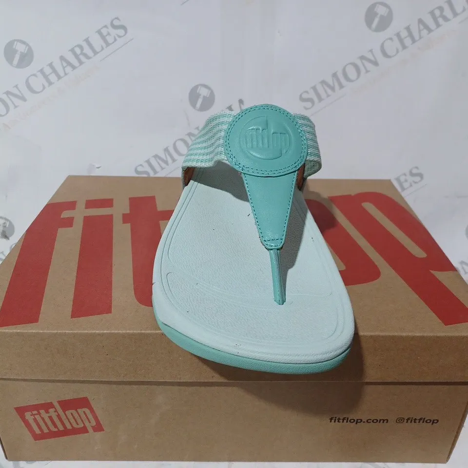 BOXED FITFLOP WALKSTAR TOE POST SANDALS IN SEA FOAM GREEN  - SIZE 7