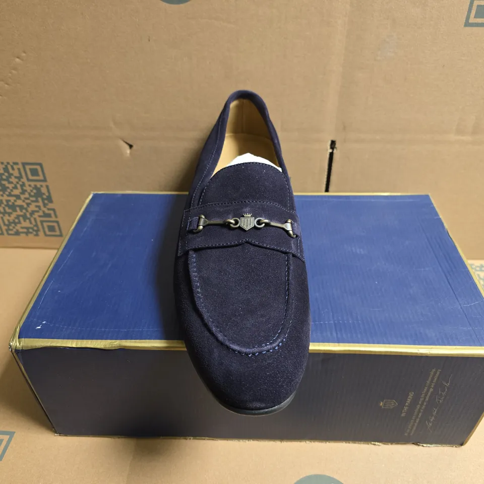 BOXED PAIR OF FAIRFAX & FAVOR MENS CAMBRIDGE LOAFERS IN NAVY SUEDE - SIZE 9