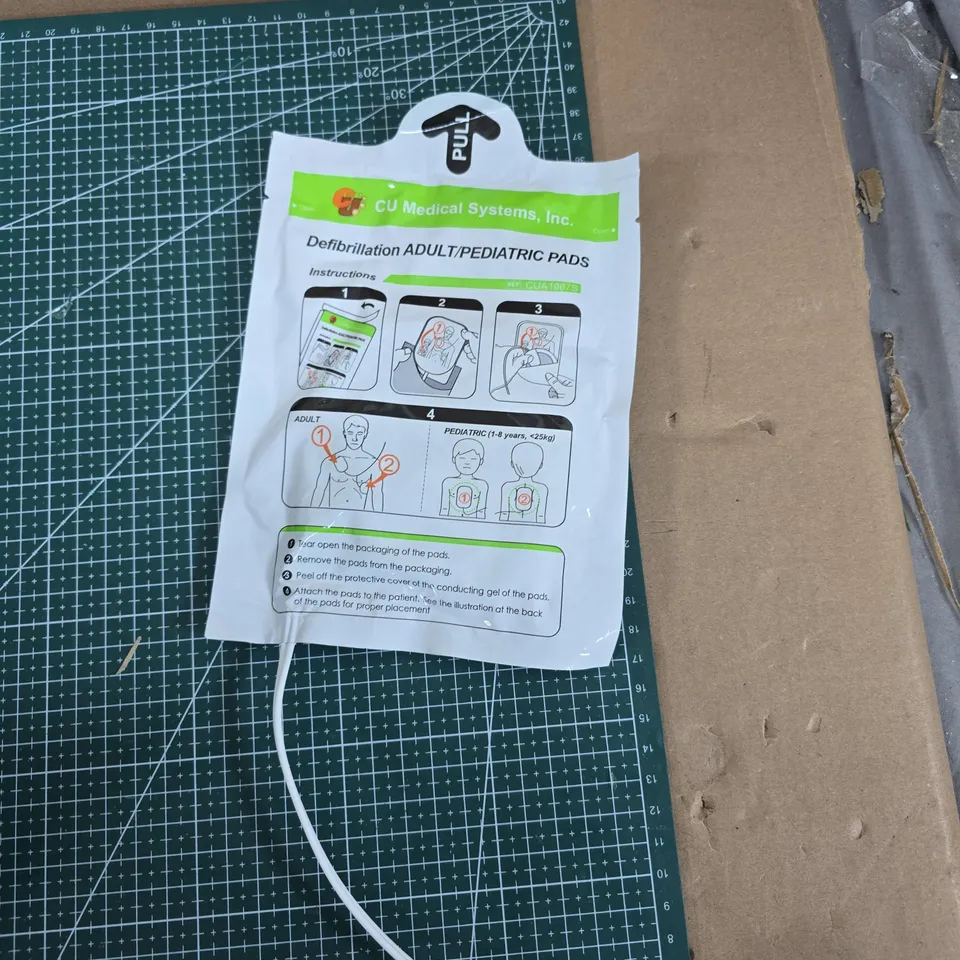 TOTE OF APPROXIMATELY 20 ASSORTED ITEMS TO INCLUDE: DEFIBRILLATION PADS 