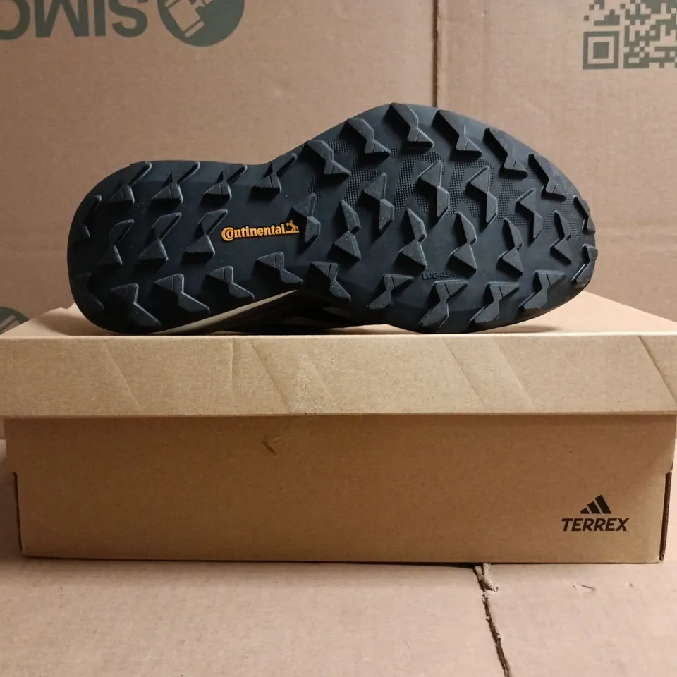 BOXED PAIR OF ADIDAS TERREX AGRAVIC 3 TRAINERS IN BLACK/WHITE SIZE UK 4