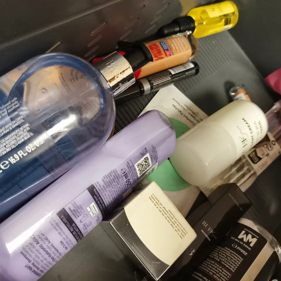 APPROX 12 ASSORTED BEAUTY PRODUCTS TO INCLUDE FABULOSA HAND WASH, L'OREAL ELVIVE CONDITIONER, ZEROBASE EMOLLIENT CREAM, ETC