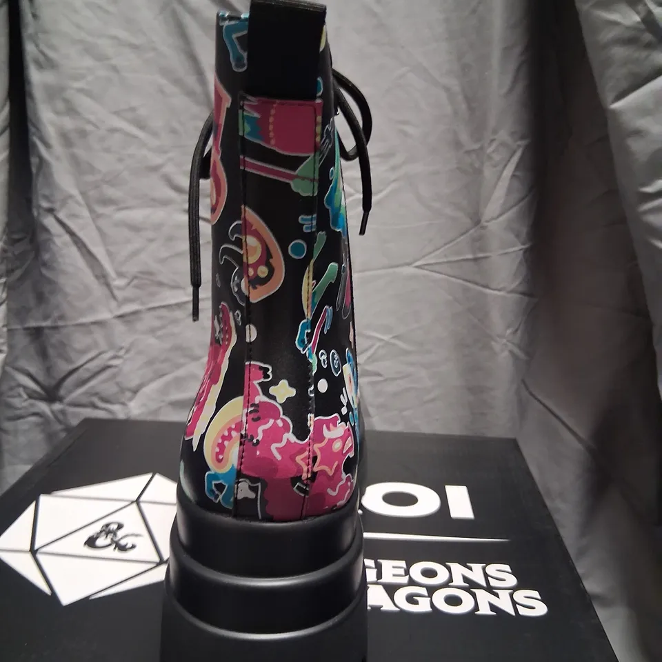 BRAND NEW BOXED KOI X DUNGEONS AND DRAGONS L'OTTA MONSTERS TRIDENT PLATFORM BOOTS BLACK MULTI SIZE 4