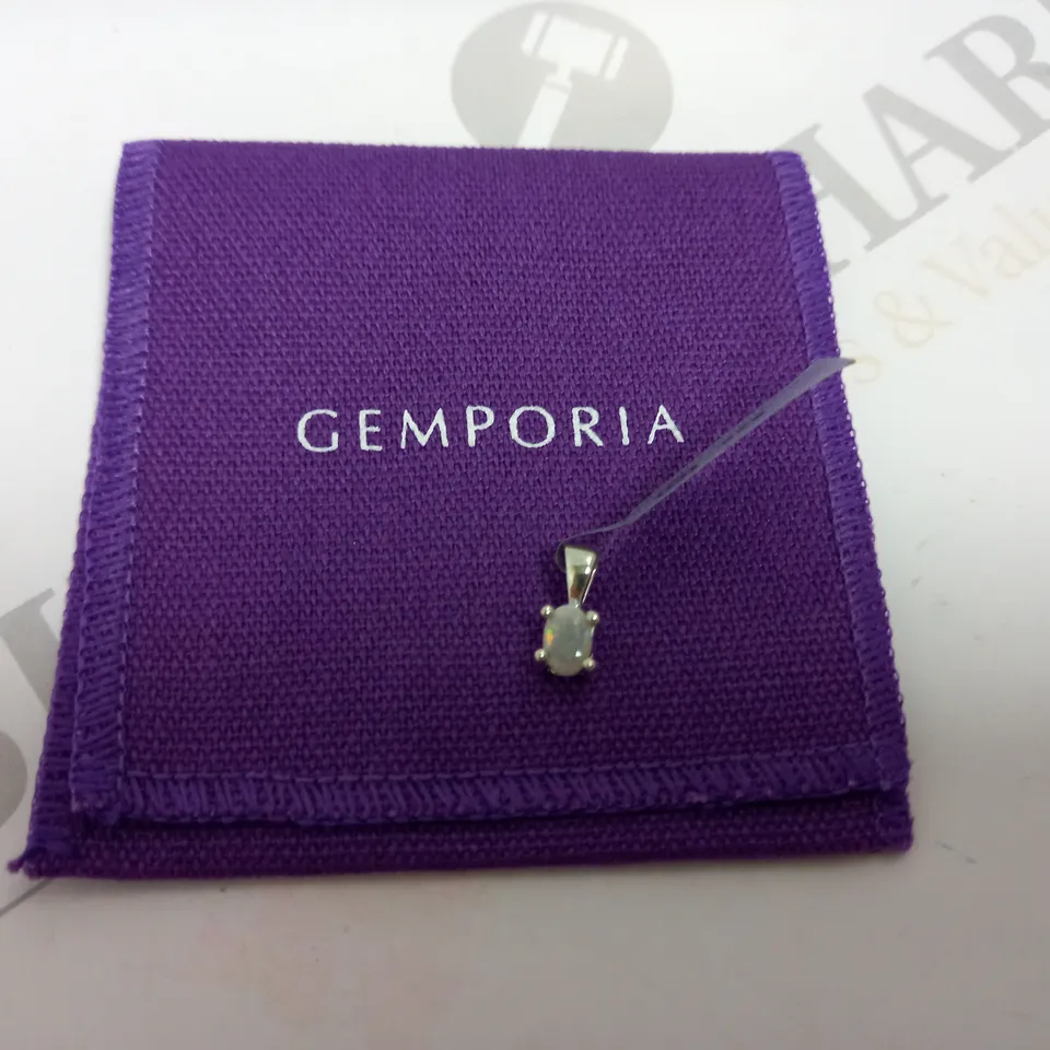 GEMPORIA SILVER PENDANT WITH MOTHER OF PEARL EFFECT STONE