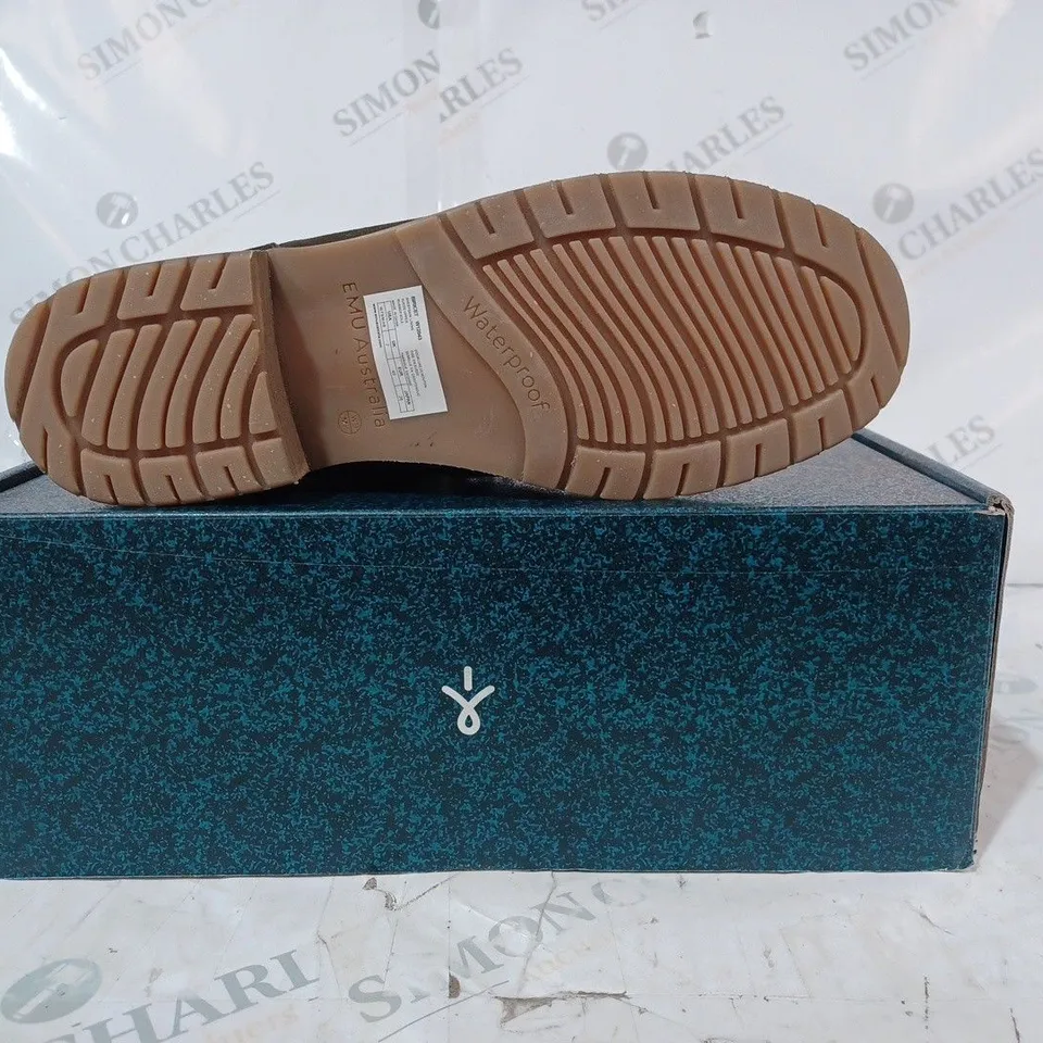 BOXED PAIR OF EMU EXPLORER BIRICET LACE UP WATERPROOF ANKLE BOOTS IN DARK OLIVE - UK SIZE 7