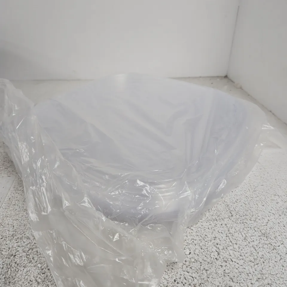 APPROXIMATELY 20 BLACK DISPOSABLE PLASTIC FOOD TRAYS WITH LIDS