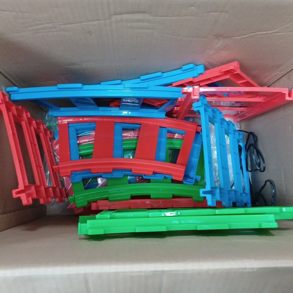 THOMAS & FRIENDS BATTERY OPERATED RIDE ON TRAIN AND TRACK SET