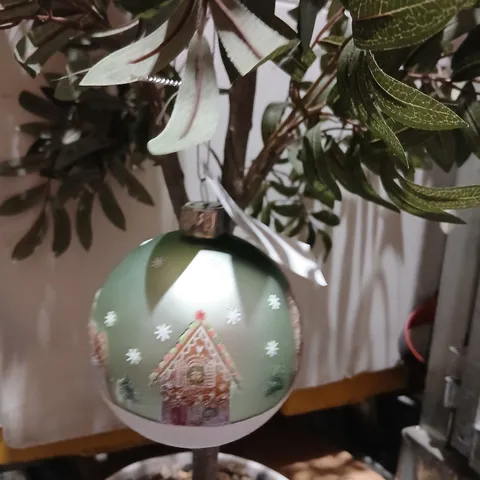 TWELVE BRAND NEW GISELA GRAHAM LONDON CHRISTMAS BAUBLE – GREEN WITH HOUSE PRINT