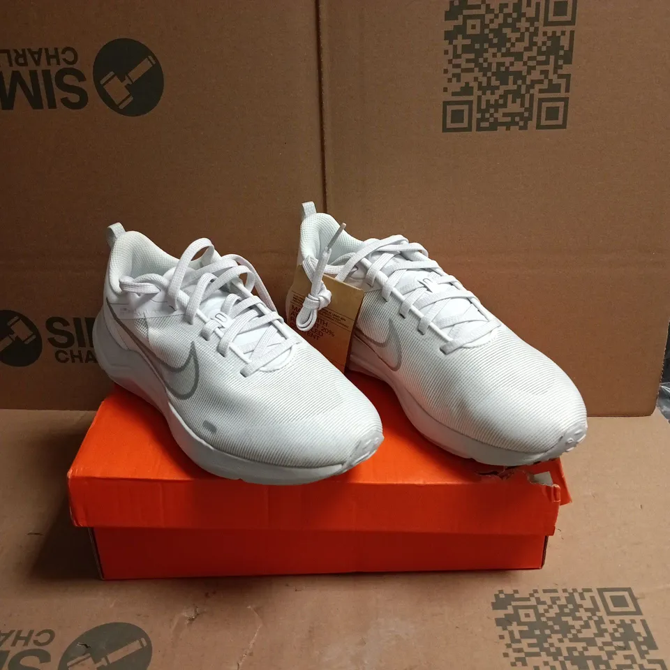 NIKE DOWNSHIFTER 12 WOMEN'S RUNNING SHOES – WHITE/METALLIC SILVER, UK 7.5 (US 8.5)