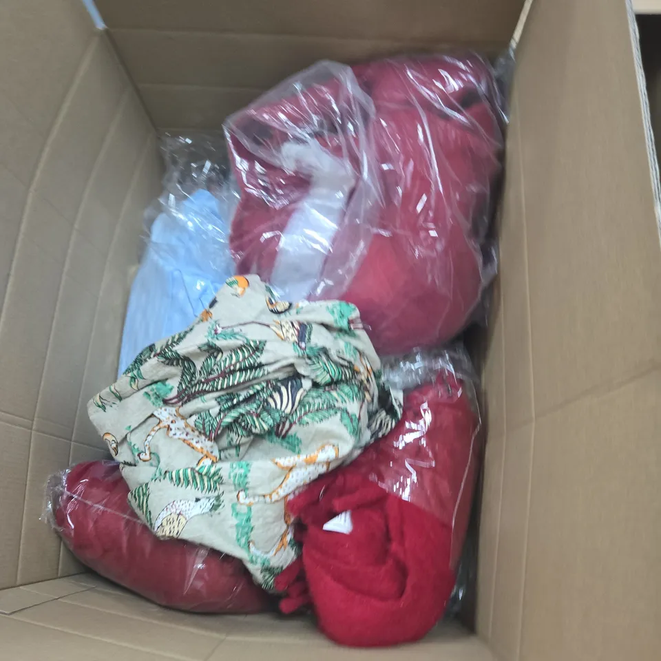 BOX OF APPROXIMATELY 15 ASSORTED ITEMS INCLUDING DOOR MAT AND FLEECE THROWS
