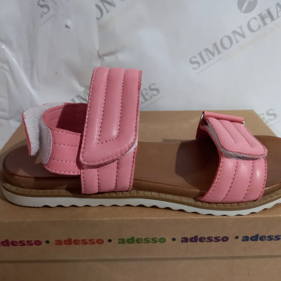 BOXED PAIR OF ADESSO LEATHER OPEN TOE FLAT SANDAL - SIZE 7