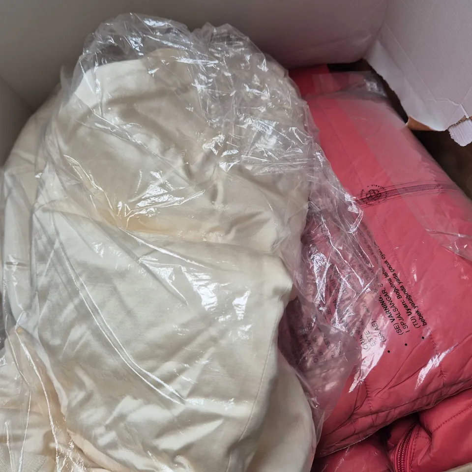 APPROXIMATELY 31 ASSORTED WOMENS JACKETS/TOP/BLAZERS CLOTHING ITEMS IN VARIOUS SIZES, STYLES & COLOURS TO INCLUDE BRANDS SUCH AS LAMARQUE, AMAZON, MNG, ETC - COLLECTION ONLY