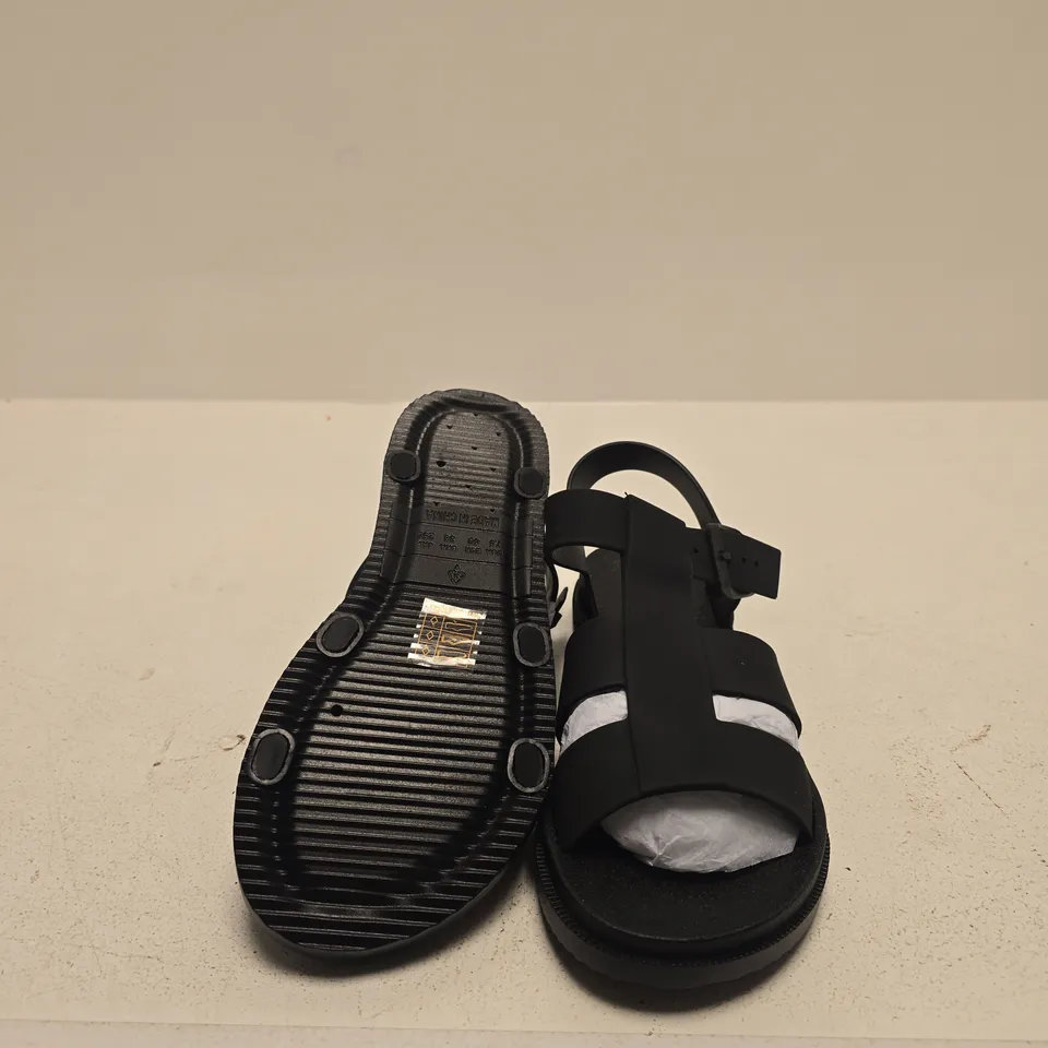 LONDON REBEL BLACK STRAPPY SANDALS WITH ANKLE BUCKLE – WOMEN'S FOOTWEAR SIZE EU 40
