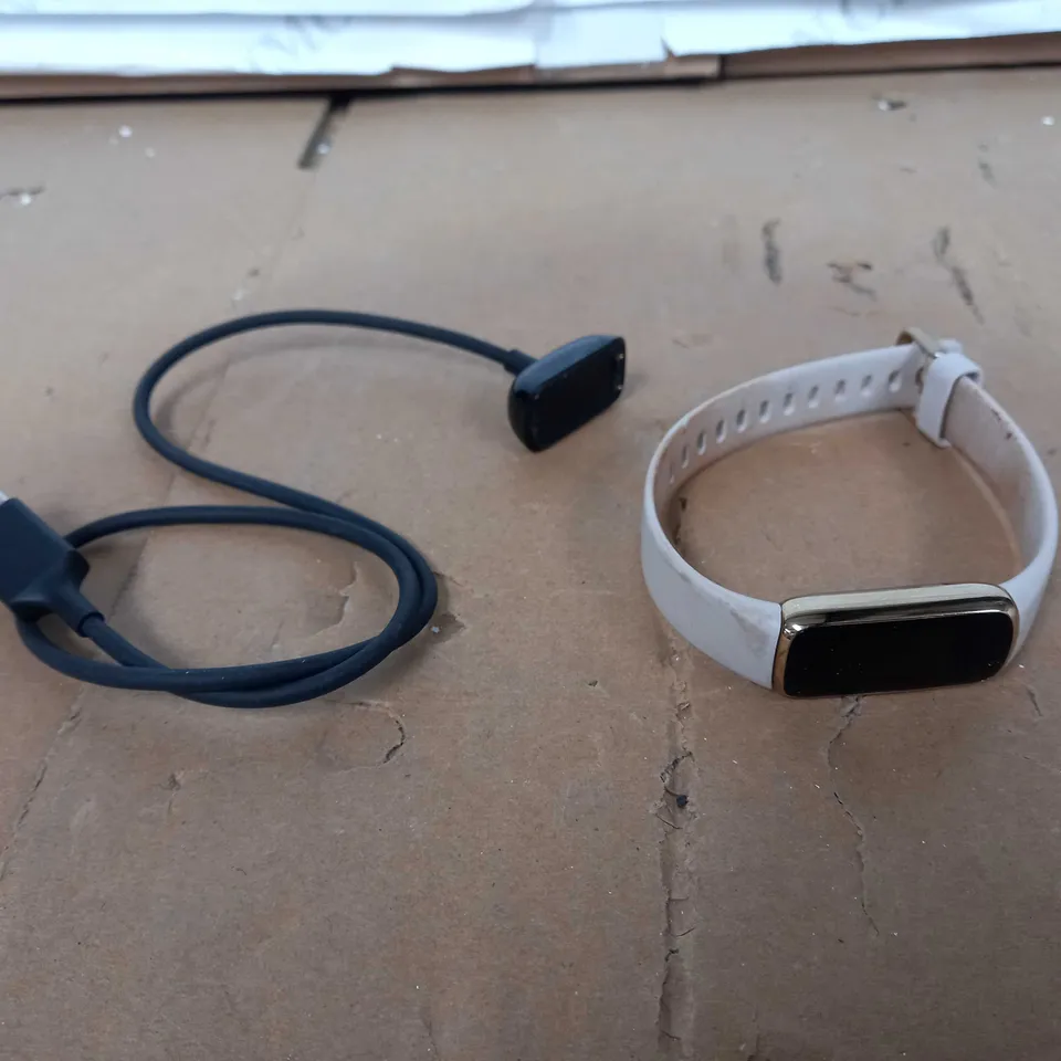 FITBIT LUXE FITNESS AND WELLNESS TRACKER